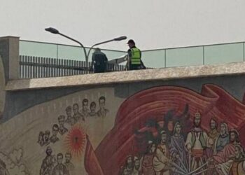 FOTO/ Policia heq banderolat për Çamërinë nëpër rrugët e Shkupit