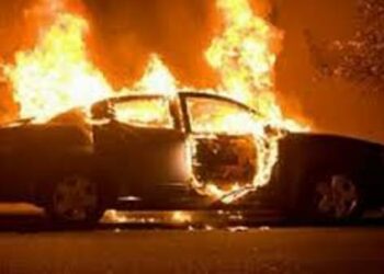 Digjet gjatë natës një makinë e parkuar në Vlorë, dyshohet se zjarri iu vu qëllimisht