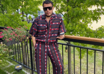 Këngëtarja e njohur zgjodhi fustanin e Valdrin Sahitit për t’u shfaqur në tapetin e BET Awards