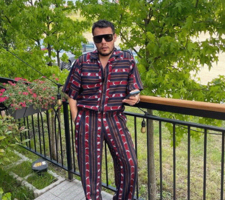 Këngëtarja e njohur zgjodhi fustanin e Valdrin Sahitit për t’u shfaqur në tapetin e BET Awards