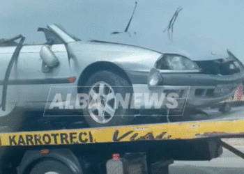VIDEO/ E dëmtuar plotësisht pjesa e sipërme, PAMJET e makinës ku humbën jetën 4 anëtarët e një familje