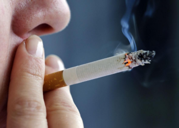 Keni vendosur të lini cigaren? Këto ushqime ju ndihmojnë për të pastruar trupin nga nikotina