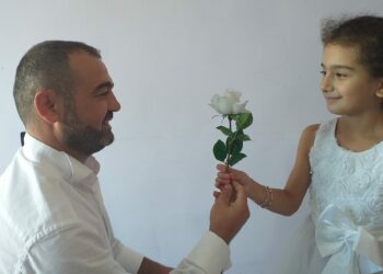 Prekëse/ Sot humbën jetën në aksidentin tragjik, momentet kur babai i dhuronte trëndafilin e bardhë vogëlushes së tij