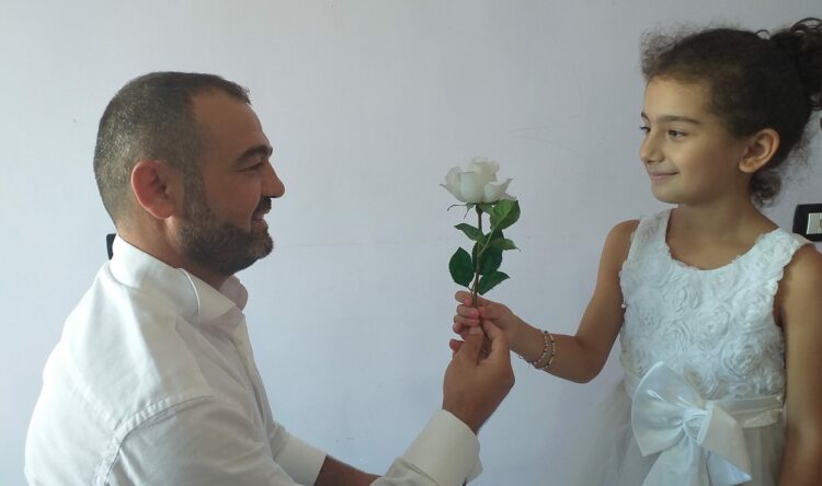 Prekëse/ Sot humbën jetën në aksidentin tragjik, momentet kur babai i dhuronte trëndafilin e bardhë vogëlushes së tij