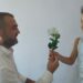 Prekëse/ Sot humbën jetën në aksidentin tragjik, momentet kur babai i dhuronte trëndafilin e bardhë vogëlushes së tij