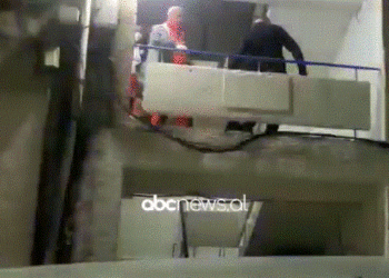 U ekzekutua mbrëmë në derë të shtëpisë, momenti kur largohet trupi i pajetë i 35-vjeçarit