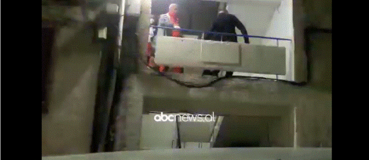 U ekzekutua mbrëmë në derë të shtëpisë, momenti kur largohet trupi i pajetë i 35-vjeçarit