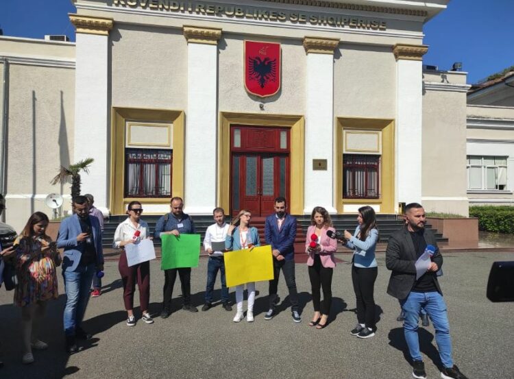 Përjashtimi nga komisionet parlamentare/ Gazetarët protestojnë para Kuvendit