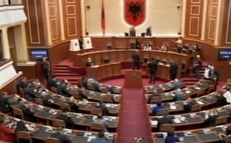 104 deputetë votojnë pro shkarkimit të Presidentit Ilir Meta në Kuvend, 7 dalin KUNDËR, dy abstenim, 1 votë rezulton e pavlefshme