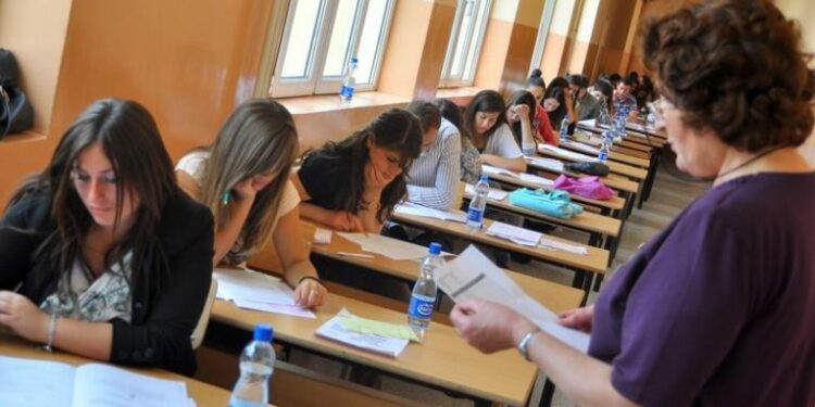 Provimet e Maturës/ Sot nxënësit testohen për Gjuhën Shqipe dhe Letërsinë