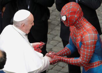 VIDEO/  Moment epik, Spider-Man takon Papën, dhurata e veçantë që i bën