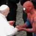 VIDEO/  Moment epik, Spider-Man takon Papën, dhurata e veçantë që i bën