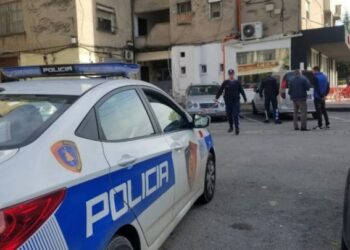 Në tentativë për t’u fshehur nga policia/ Furgoni që transportonte sirianët përplas 5 makina