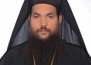 E rëndë në Greqi/ Prifti sulmon me acid policin, avokatët dhe shtatë mitropolitë