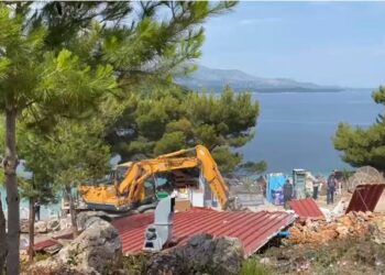 Nis aksioni i prishjes së ndërtesave pa leje në Ksamil