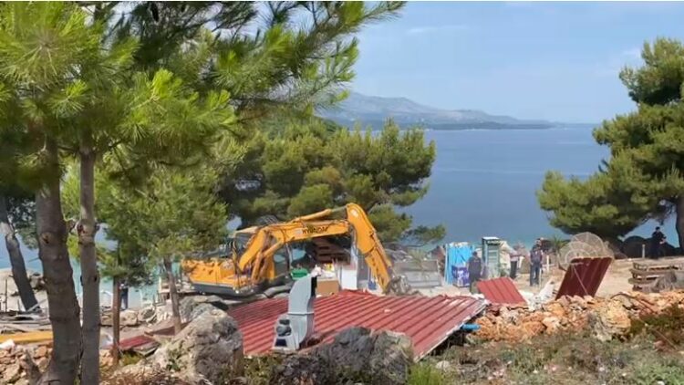 Nis aksioni i prishjes së ndërtesave pa leje në Ksamil
