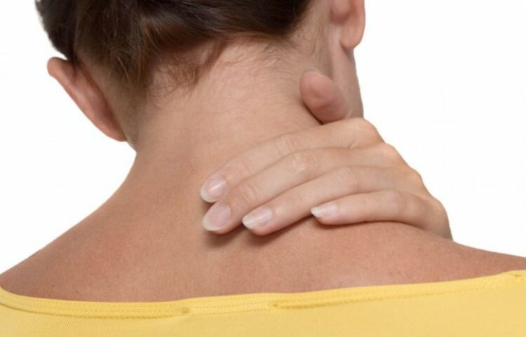 Ngrirja e qafës dhemb: ka një mënyrë mjaft natyrale për të zgjidhur si problem