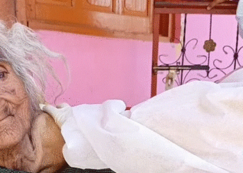 Vaksinohet kundër Covid-19 gruaja më e vjetër në botë