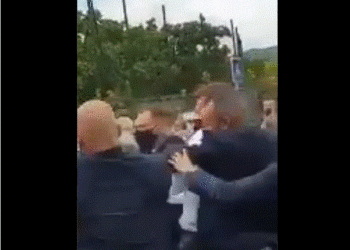 VIDEO që po bën xhiron e rrjetit, presidenti francez Macron qëllohet me shpullë