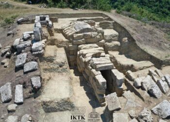 Zbulimi i varrit në Parkun Arkeologjik të Amantias, deputeti Sinaj: Vlerë e shtuar e historisë dhe në tërheqjen e vizitorëve