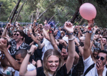 Associated Press për ‘Unum Festival’: Mijëra të pranishëm në Shqipëri, pa maska dhe distancë