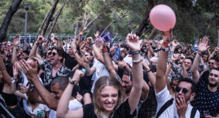 Associated Press për ‘Unum Festival’: Mijëra të pranishëm në Shqipëri, pa maska dhe distancë