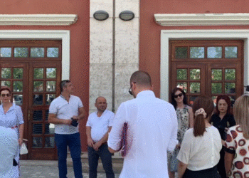 Tavolinat jashtë, këshilltarët e bashkisë Vlorë zhvillojnë mbledhjen në ambient të hapur