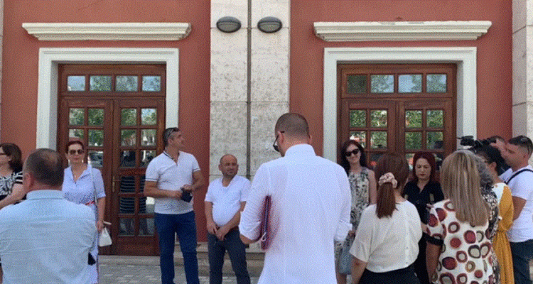 Tavolinat jashtë, këshilltarët e bashkisë Vlorë zhvillojnë mbledhjen në ambient të hapur