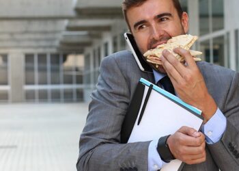 Si të mos shtoni peshë nga stresi, këshillat që ju duhen