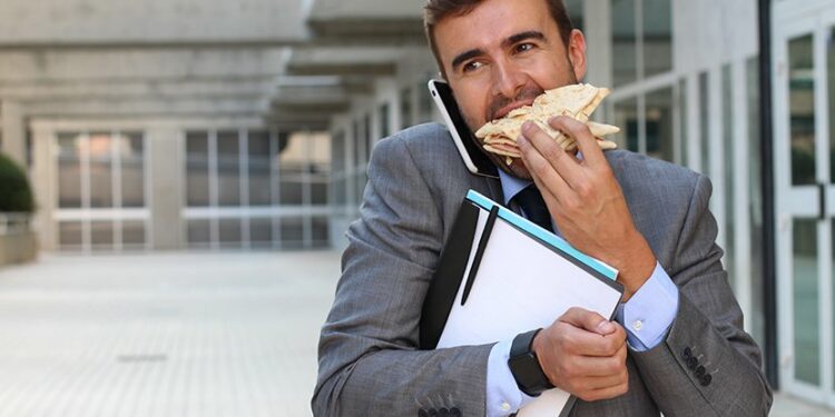 Si të mos shtoni peshë nga stresi, këshillat që ju duhen