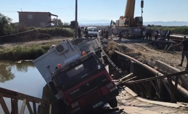 U shemb pas kalimit të një mjeti të tonazhit të rëndë/ Nis rindërtimi i urës provizore në Darzezë të Fierit