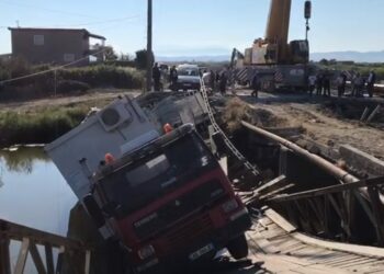 Shembet ura e Darëzezës, dy makina të tonazhit të rëndë përfundojnë në lumë