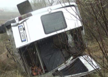 Aksident në Gramsh, autobusi bie në përrua