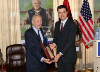 Ndarja nga jeta e ish-Sekretarit Amerikan të Mbrojtjes, Basha: Mik i madh i Shqipërisë e kampion i lirisë