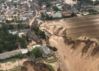 Gjermania po mbytet, Siberia po digjet, ekstremet e motit që po tronditin dhe kërcënojnë planetin