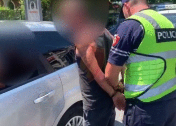 Parakalime të rrezikshme e të dehur në timon, qytetarët denoncojnë shkeljet e shoferëve