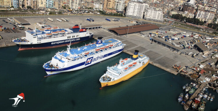 Nisin zyrtarisht pushimet! Fluks pasagjerësh në portin e Durrësit