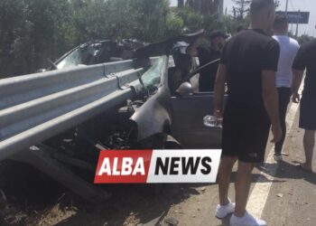 Aksident i rëndë në Laç, trafikndarësja i hyn makinës në dysh, shpëton shoferi