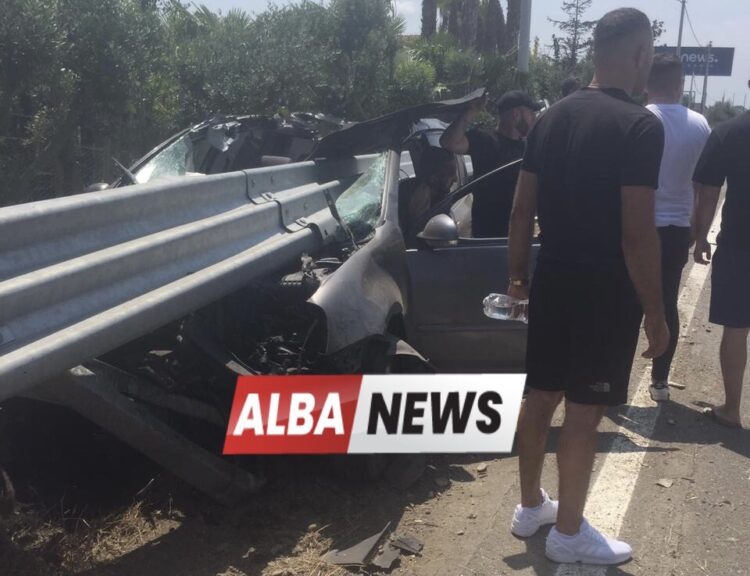 Aksident i rëndë në Laç, trafikndarësja i hyn makinës në dysh, shpëton shoferi