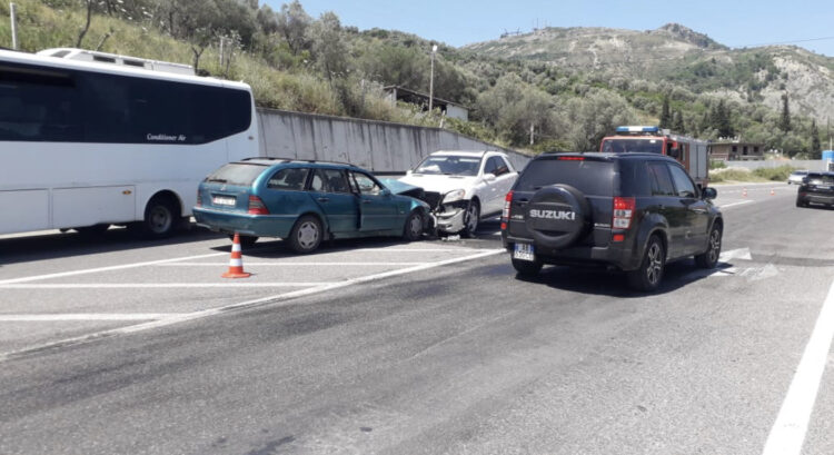 Makina del nga rruga në aksin Elbasan-Librazhd, plagoset drejtuesi