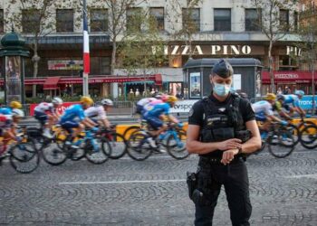 Franca bën të detyrueshme vaksinimin për hyrjen në lokale dhe stacione trenash