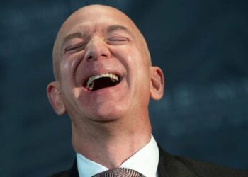 Miliarderi amerikan, Jeff Bezos dhe tre shoqërues udhëtojnë sot në hapësirë: Kam dashur ta bëj gjithë jetën time
