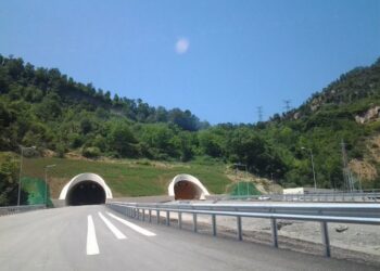Makina merr flakë në dalje të tunelit të Elbasanit, shpëton shoferi