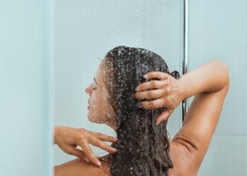 Çfarë e freskon më shumë trupin në netët e nxehta, sekreti fshihet tek uji?