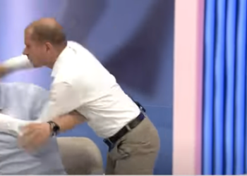 Video bëhet virale, ish-zv/ministri i Brendshëm rrihet me grushte në emision live