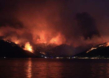 Vazhdojnë zjarret shkatërruese në Turqi, 24-vjeçari humb jetën pasi po ndihmonte zjarrëfikësit