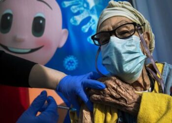 Izraeli bëhet vendi i parë që do të ofrojë dozën e tretë për të gjithë personat mbi 60 vjeç