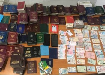 Dy valixhe me dokumenta të falsifikuara të huaja dhe shqiptare, arrestohen dy shtetasit në Greqi