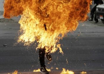 E rëndë në Gjirokastër! I moshuari i vë flakën me benzinë gruas, policia jep detajet