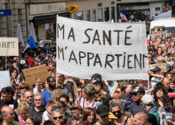 Protesta masive në Francë, qytetarët kundër masave dhe vaksinimit të detyrueshëm